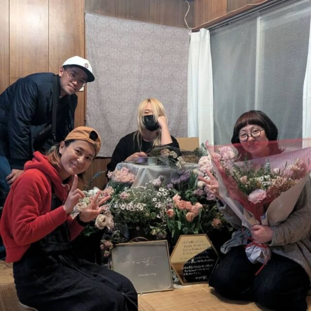 昨日は、初めてマーポー亭の2階を使用してポップアップイベント「香放好日」を開催しました。2023年にチャッペス食堂で初開催してからの第2回目。
素敵な香りを放つ一日をテーマにした当イベント、みなさんのおかげ様で開始から終了時間まで大盛況でした。ご来店いただいた皆さん、ありがとうございました！

カタル葉さんのお花の香りと三角フラスコさんの珈琲の香り、Owl Light Recordsさんのレコードと共にお座敷スタイルでゆったりと過ごしていただいて、嬉しかったです。

香放好日に合わせてDJラウンジ営業をしてくれたgallery bar veronicaさんへ向かったお客さんもいて、マーポー亭と行き来して楽しんでいただいたように思います。

香放好日に出店してくださった
🥀カタル葉さん (生花) 
@catalpa.site
☕️三角フラスコさん (珈琲)
@sankaku.frasco
♪Owl Light Recordsさん (レコード)
@owllight_records

ありがとうございました🙏

また、協力してくれたgallery bar veronicaさんと友人DJさん達、いつもありがとう〜！

あぁ、楽しかった！！

🪩gallery bar veronica
@bar_veronica

DJs
Akissa @akissa_t
HARA 
KARAS @hayatooda
HASE @tsuchinoto (月灯/Owl Light Records)