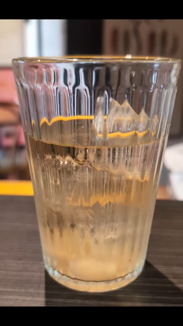 \白ワインのスプリッツァー/
カルダモンと生姜の甘酢漬けが入ったしゅわしゅわカクテルです。
さっぱりと軽やかで飲みやすい白ワインのソーダ割り。これからの時期、食前酒、食中酒にオススメ！
是非、お試しください。
#スプリッツァー #白ワイン #スパイス #カルダモン #生姜