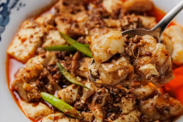 先日テレビで紹介いただいた特製ホルモン麻婆豆腐。
スパイス香る肉味噌、噛み締めると溢れ出るシマチョウの旨味。シマチョウの脂で辛味がまろやかになっております。辛いのが大好きな方はオプションでラー油増しできますので、是非どうぞ🔥

Photo by @haru96_s

#ホルモン麻婆豆腐 #麻婆豆腐 #スパイス中華 #マーポー亭 #新潟 #三条市 #燕三条