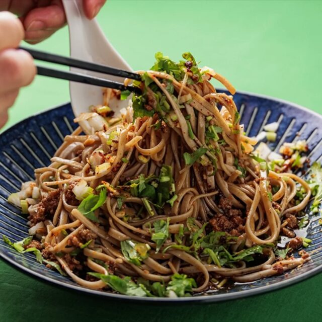 麻辣冷やしまぜ蕎麦
こちらも先日のテレビにて紹介いただいたメニュー。
旨辛シビレが三位一体の日本蕎麦です。マーポー亭オリジナルの麻婆肉味噌と黒酢ダレと混ぜるとセロリとパクチーが爽やかな味わいをもたらします。最後にタレが余ったら追い飯オススメです。蕎麦とは違った食べ物に変わるお楽しみ。
是非、ご賞味あれ〜！

Photo by @haru96_s

#麻辣冷やしまぜ蕎麦 #麻婆豆腐 #スパイス中華 #マーポー亭 #新潟 #三条市 #燕三条