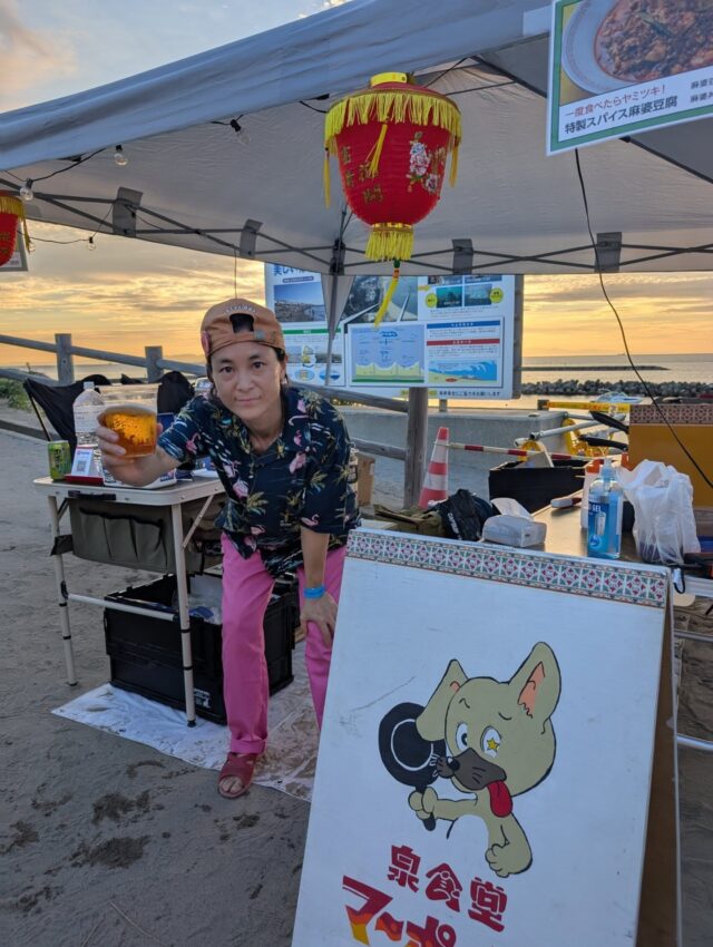 三連休最終日7/21(月)は、SEKIYAHAMA SUNSET2025に出店しました。
マーポー亭の麻婆豆腐を食べてくれた皆さん、ありがとうございました🙏
毎年、海の日に開催されているDIY型ビーチパーティー。来場者数550人とのことで今年も大盛況！！
きれいな夕日をバックに音楽を聴きながら、友達とおしゃべりして、呑んで、終いには円陣を組んで（笑）、わちゃわちゃ楽しく出店してました。

最高すぎて、友達の大抵は記憶を関屋浜に置いてきちゃったみたいです（笑）

澁谷さん、水戸ちゃん、お世話になりました！楽しい夜をありがとうございました〜〜🙏🙏🙏

SEKIYAHAMA SUNSET2025
@sekiyahamasunset2025 

#sekiyahamasunset #関屋浜 #ビーチパーティー #麻婆豆腐 #スパイス中華 #マーポー亭 #新潟 #三条市 #燕三条