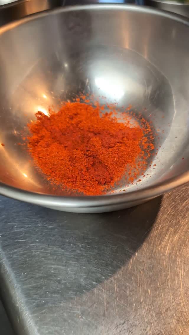 今日はスペシャルな自家製ラー油を仕込んでいます🌶️　約6リットル！！

#自家製ラー油
#麻婆豆腐 #スパイス中華 #マーポー亭 #新潟 #三条市 #燕三条